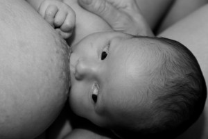 Laktační poradenství včas může podpořit kojení 